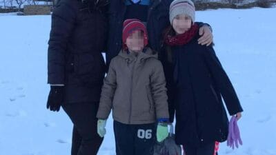 İzmir’in Kiraz ilçesinde park halindeki TIR’dan düşen saman balyalarının altında