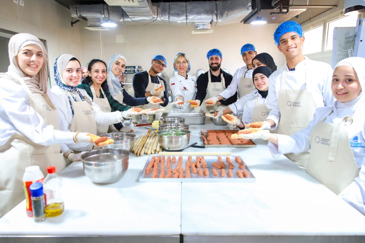 Kahire’de düzenlenen Sevgi Sofrası programında Türk mutfağının zenginliği tanıtıldı. Yunus