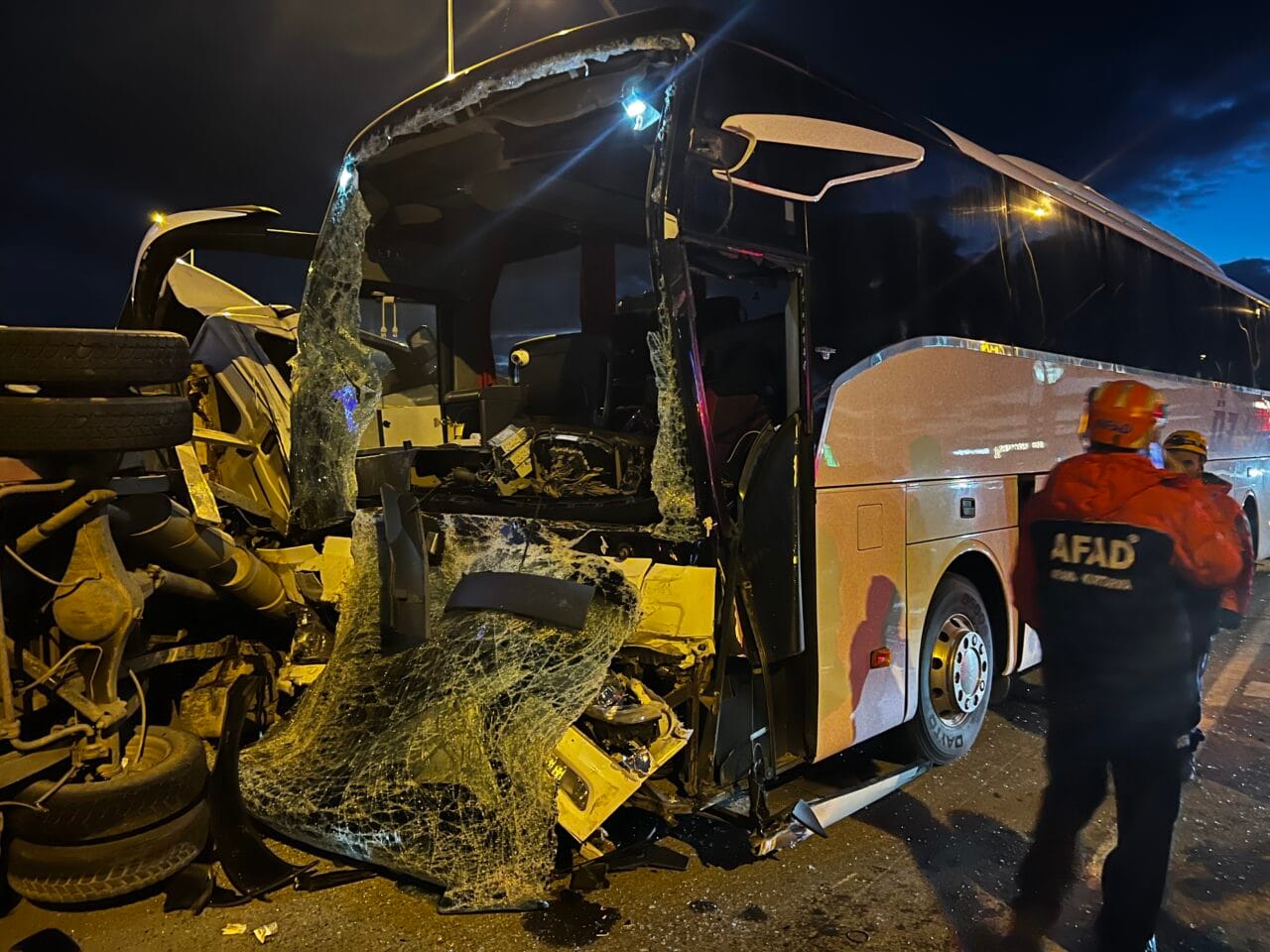 Kayseri’nin Melikgazi ilçesinde yolcu otobüsü ile kamyonet kavşakta çarpıştı. Kazada