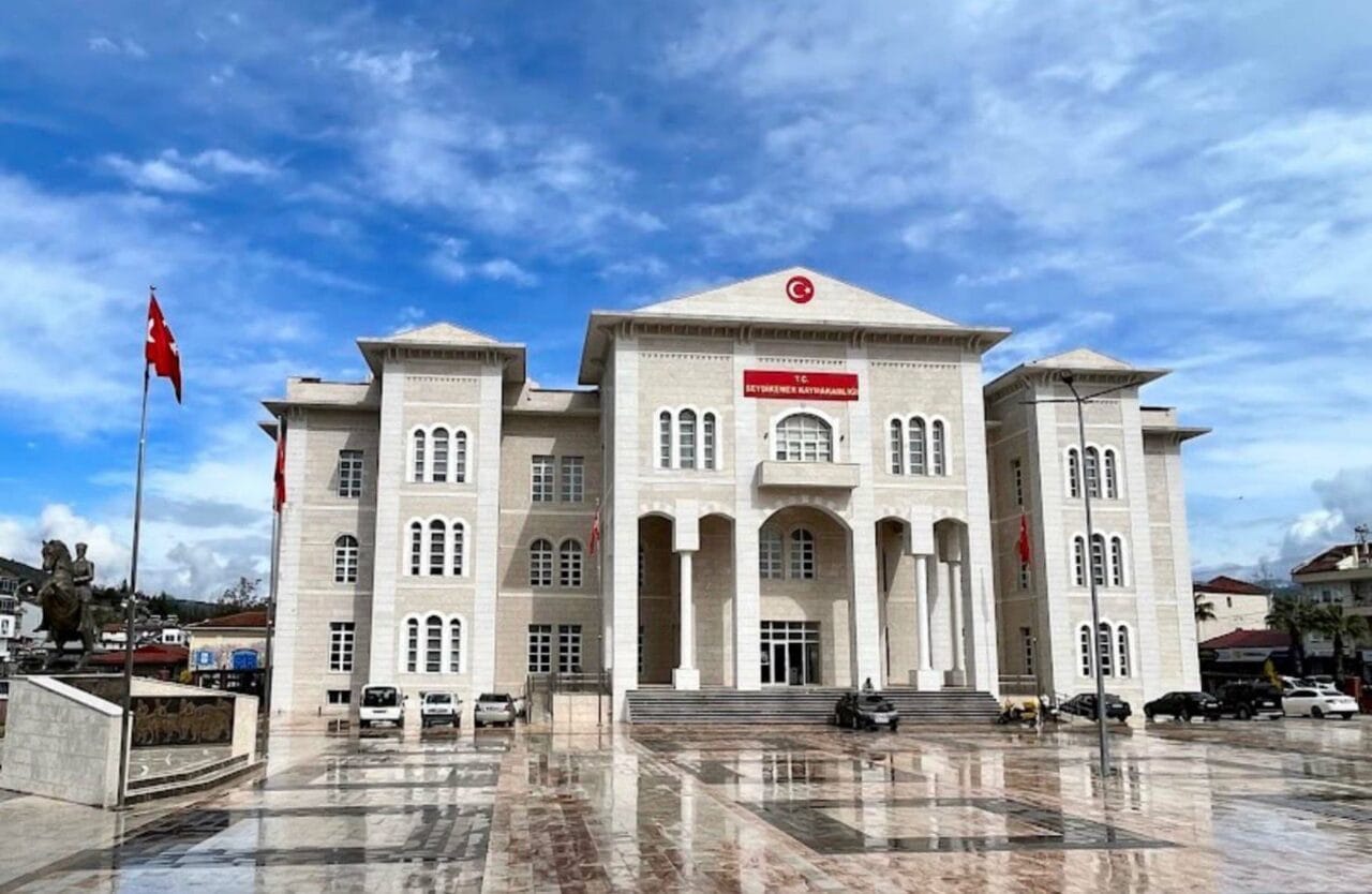 Muğla'nın Seydikemer ilçesinde, kaymakamın koruma polisi F.D. ve şoförü H.M.,