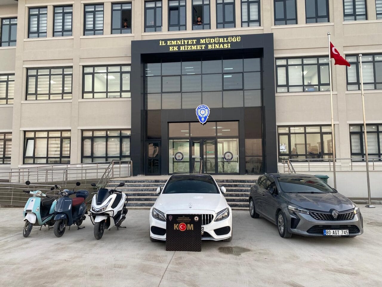 Osmaniye merkezli 6 ilde düzenlenen operasyonda 24 şüpheli yakalandı. 1,1