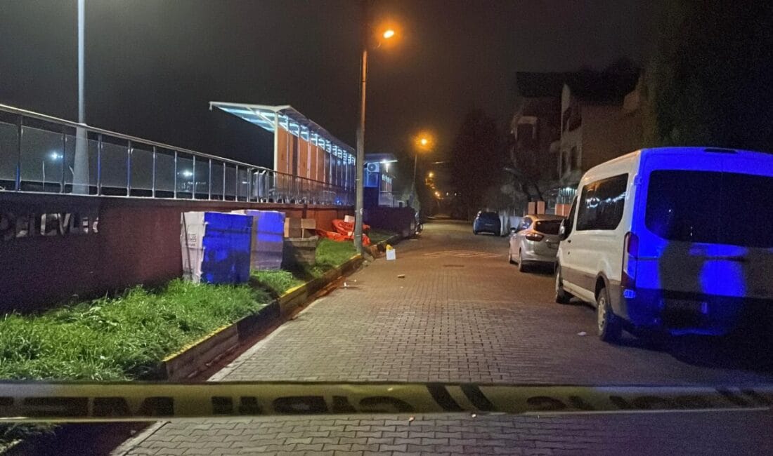 Sakarya’da Dini Nikahlı Eşini Vurdu: 1 Ölü, 1 Ağır Yaralı Sakarya’nın Arifiye ilçesinde tren istasyonu durağında yaşanan silahlı olayda bir