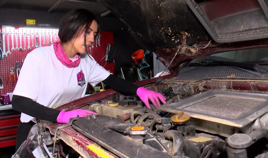 Sanayinin ‘Pembe Eldivenli’ Kadın Ustası İstanbul Hadımköy’de 15 yaşında stajyer olarak sanayiye giren Amine İnce,