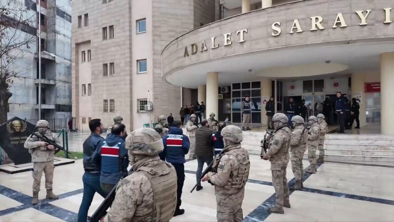 Şanlıurfa’da tefeci organize suç örgütüne yönelik jandarma operasyonunda 37 şüpheli