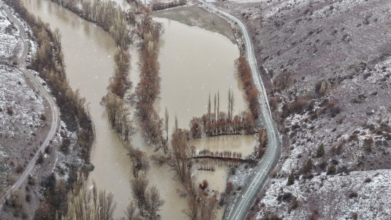 Sivas’ta karların erimesi ve yağışların etkisiyle Yıldız Irmağı taştı. Zengi