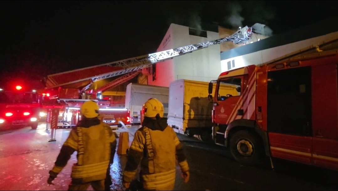 Sultangazi’de mobilya mağazasının atölye bölümünde çıkan yangın paniğe neden oldu.