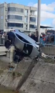 Mersin Tarsus’ta iki otomobil çarpıştı. Araçlardan biri köprüde asılı kaldı.