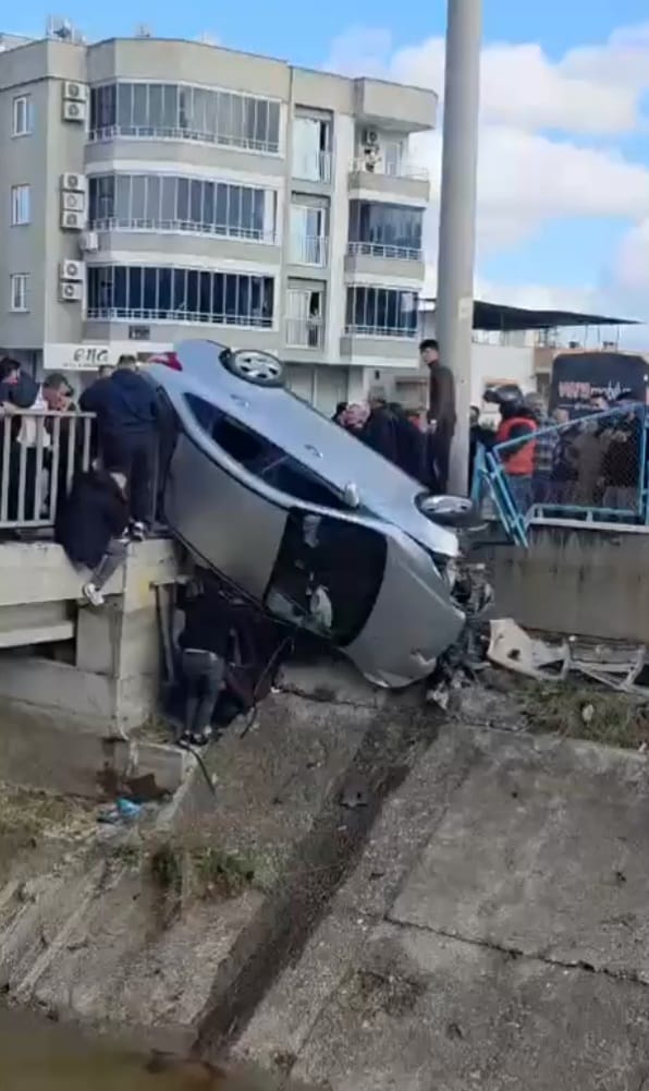 Mersin Tarsus’ta iki otomobil çarpıştı. Araçlardan biri köprüde asılı kaldı.