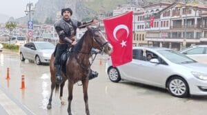 Sümmani Yılmaz, Türk bayrağına yönelik saygısızlığa tepki göstermek için Tokat’tan
