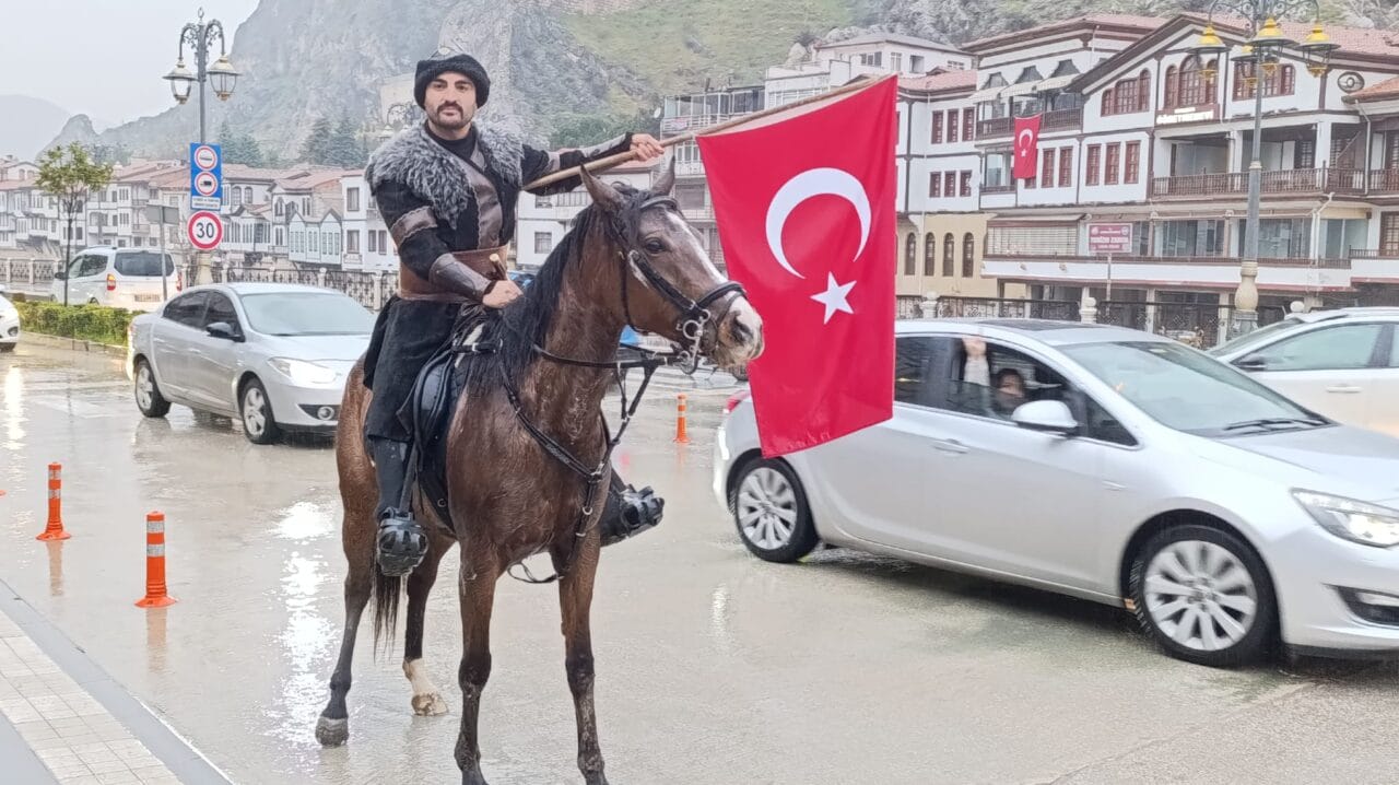 Sümmani Yılmaz, Türk bayrağına yönelik saygısızlığa tepki göstermek için Tokat’tan