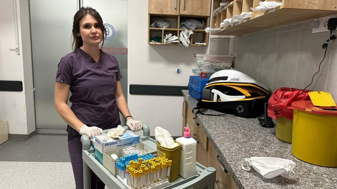 Aydın Adnan Menderes Üniversitesi Uygulama ve Araştırma Hastanesi Acil Yoğun Bakım Servisi’nde görev yapan 30 yaşındaki Rümeysa Taşova, iş yaşamıyla üretimi bir arada sürdürüyor. Mesai saatlerinde yoğun bakım hastalarıyla ilgilenen Taşova, tatil günlerinde ise İzmir’in Menderes ilçesindeki aile çiftliğinde çalışıyor.