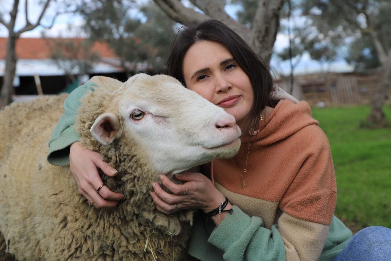 Hayvanlarla vakit geçirmenin kendisine huzur verdiğini belirten Taşova, günlük yaşamının büyük bölümünü onlarla geçirdiğini söyledi. İki yıl içinde kendisine ait 6 hayvana ulaştığını kaydeden genç hemşire, süt gelirleriyle dünyayı gezmeyi hedeflediğini sözlerine ekledi.