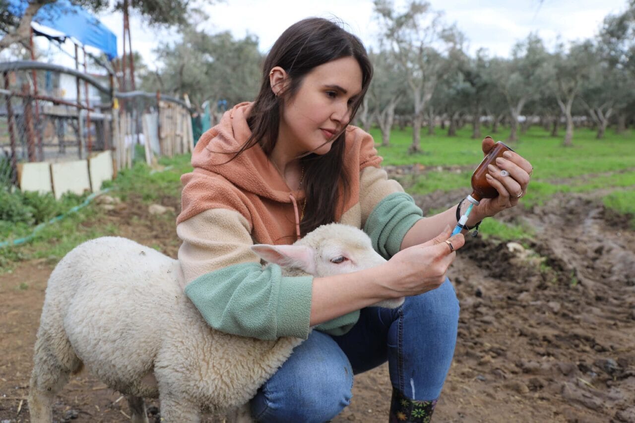 Yoğun bakım servisinin tempolu bir birim olduğunu belirten Taşova, nöbet düzenine göre Aydın ve İzmir arasında gidip geldiğini söyledi. 24 saatlik nöbetlerin ardından fırsat buldukça çiftliğe yöneldiğini dile getiren Taşova, hemşireliği sevdiğini ancak hayvanlarla ilgilenmenin kendisi için ayrı bir anlam taşıdığını ifade etti.