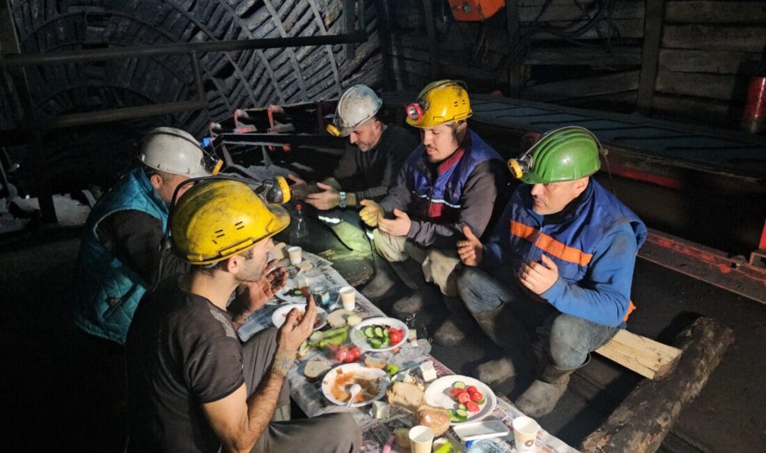 Zonguldak’ta Madencilerden Yeraltında İlk Sahur Zonguldak’ta 120 metre derinlikte çalışan maden işçileri, ramazanın ilk sahurunu