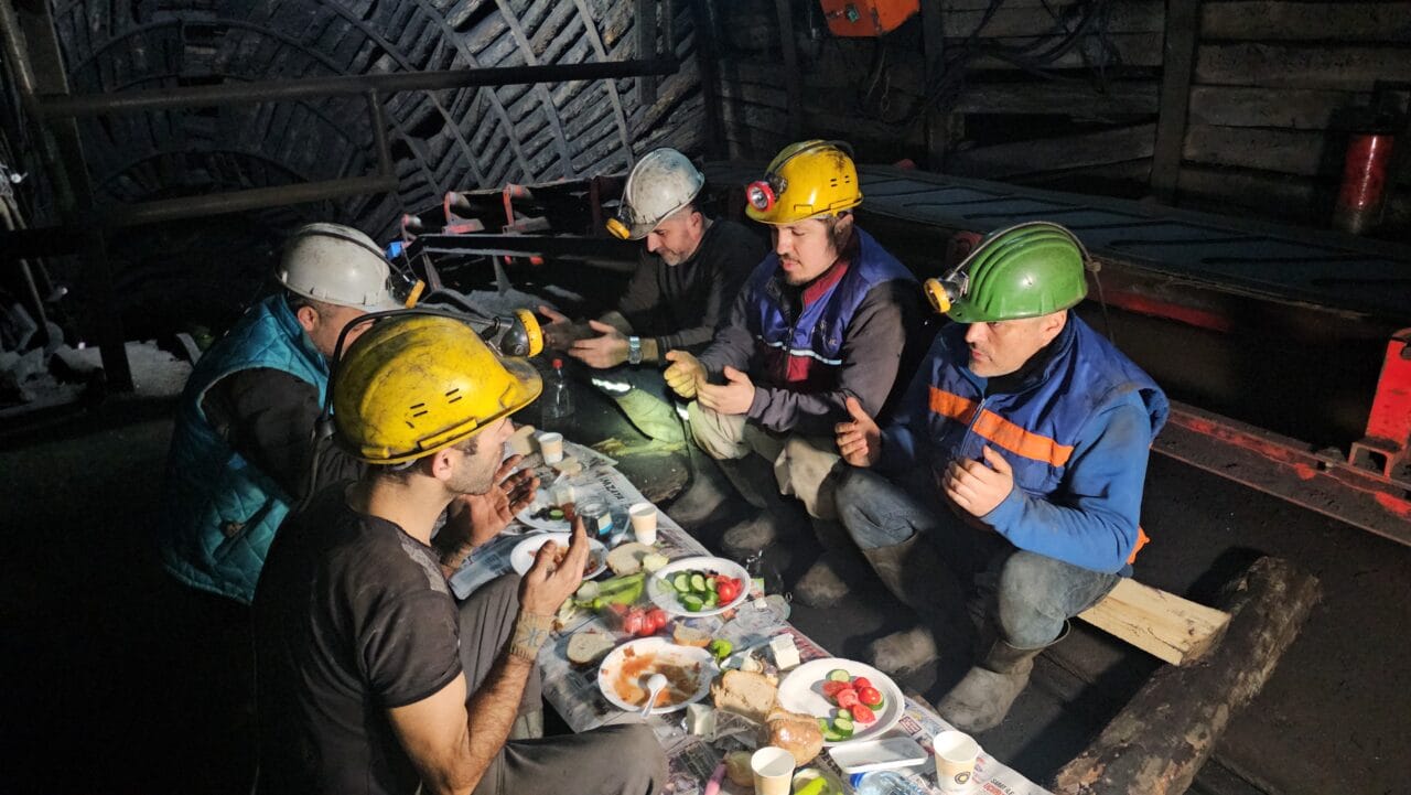 Zonguldak’ta 120 metre derinlikte çalışan maden işçileri, ramazanın ilk sahurunu