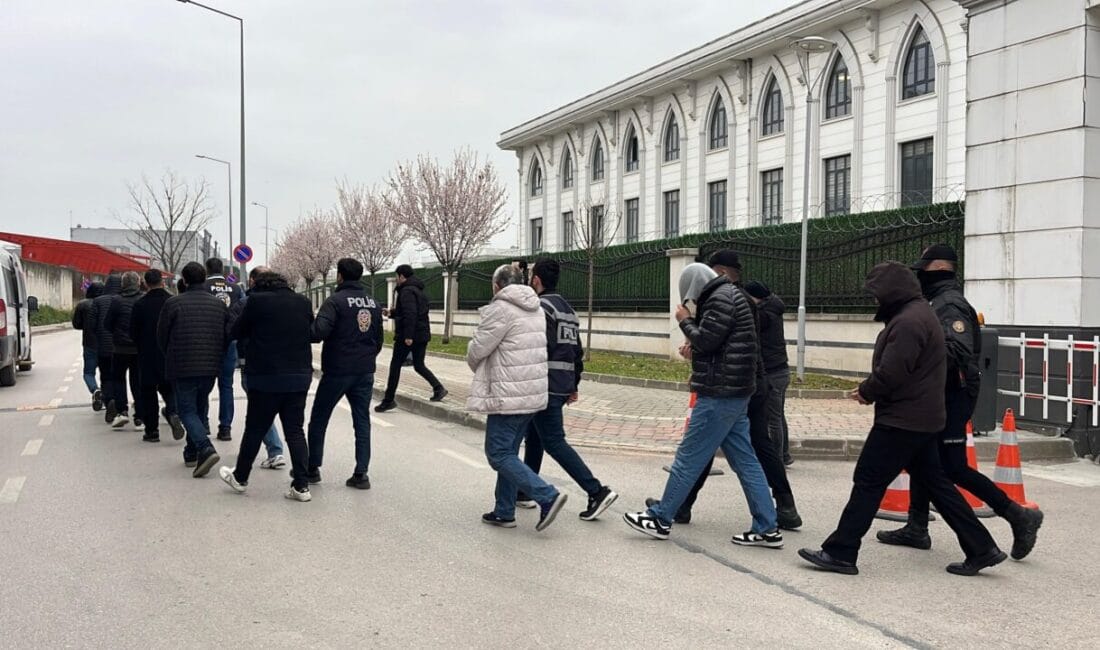 7 İlde Sahte İlan Operasyonu: 105 Milyon TL’lik Dolandırıcılık Kocaeli merkezli 7 ilde sahte ilanlar üzerinden dolandırıcılık yapan suç