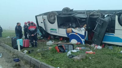 Adana’nın Kozan ilçesinde yoğun sis ve yağış nedeniyle kontrolden çıkan