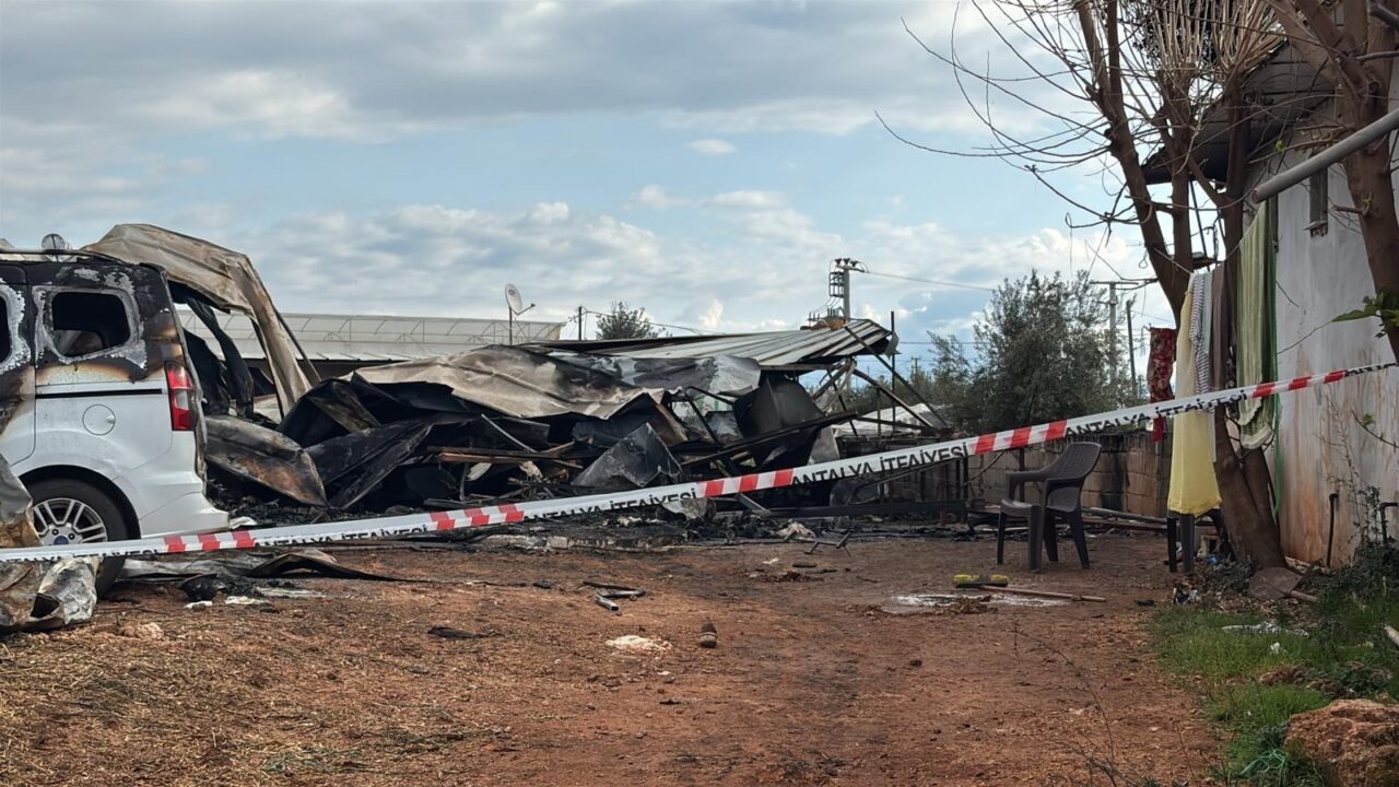 Antalya’nın Kepez ilçesinde konteynerde çıkan yangın faciaya yol açtı. Suriyeli