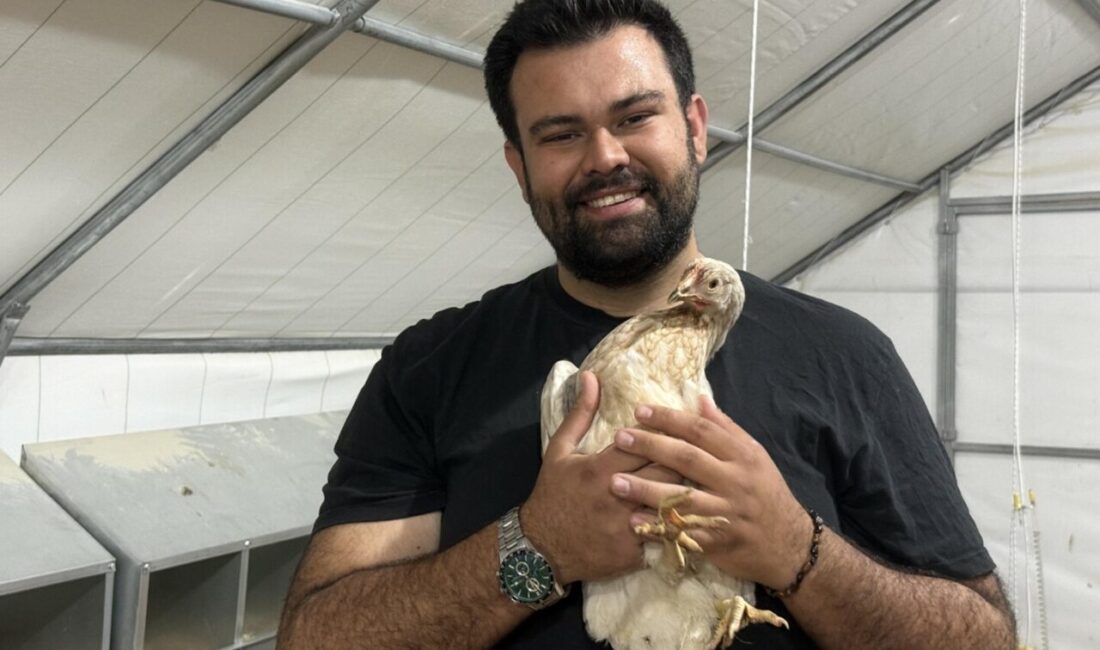 Muğla’da yaşayan Hüseyin Kaan Işık, otomobilini satarak kurduğu tavuk çiftliğiyle
