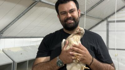 Muğla’da yaşayan Hüseyin Kaan Işık, otomobilini satarak kurduğu tavuk çiftliğiyle