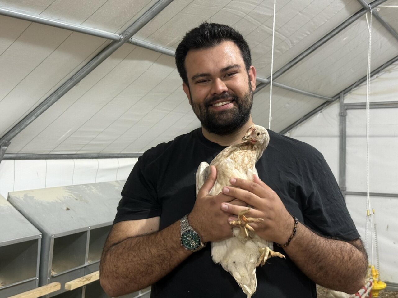 Muğla’da yaşayan Hüseyin Kaan Işık, otomobilini satarak kurduğu tavuk çiftliğiyle