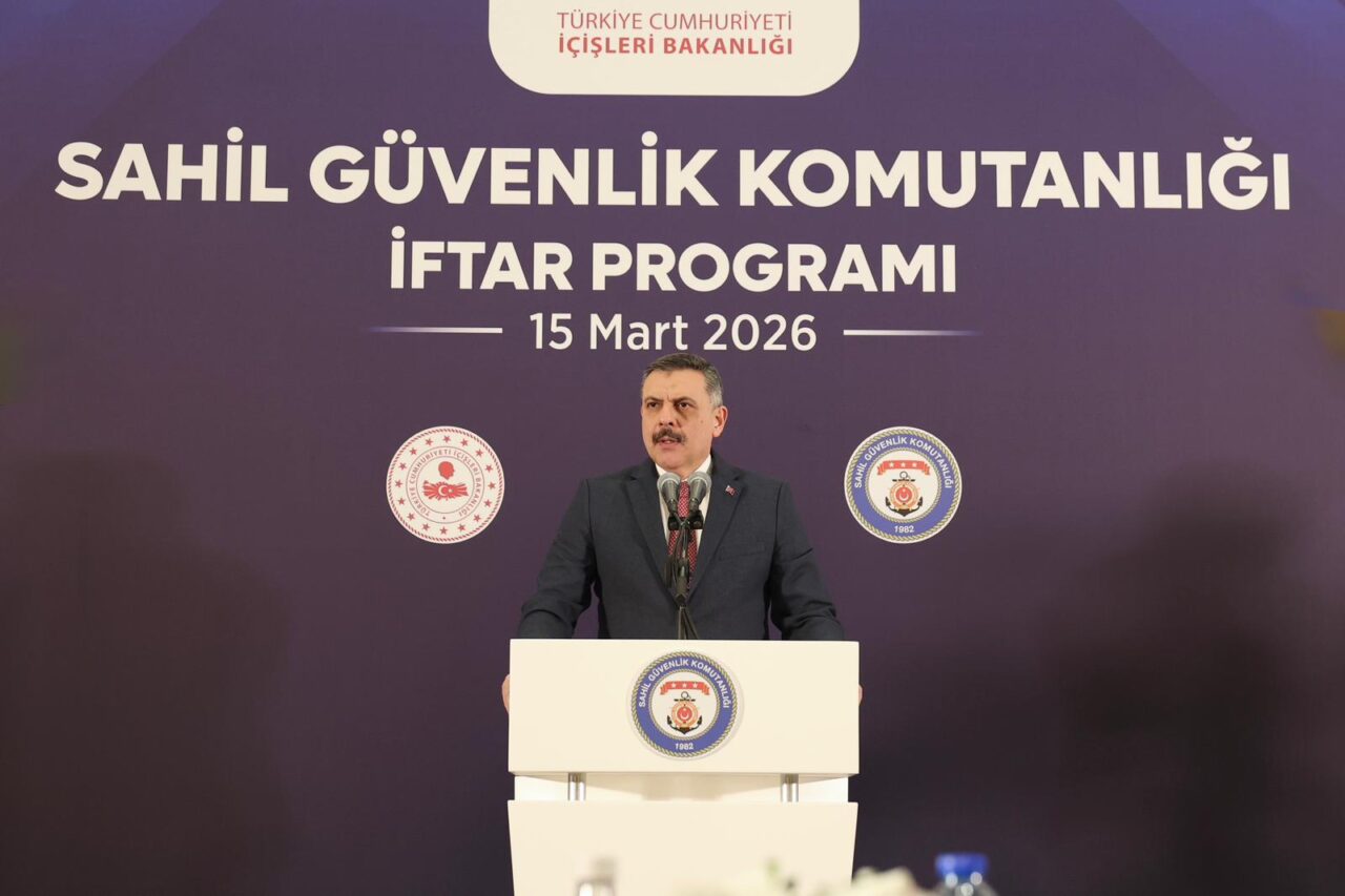 İçişleri Bakanı Mustafa Çiftçi, Sahil Güvenlik personeliyle iftar programında yaptığı