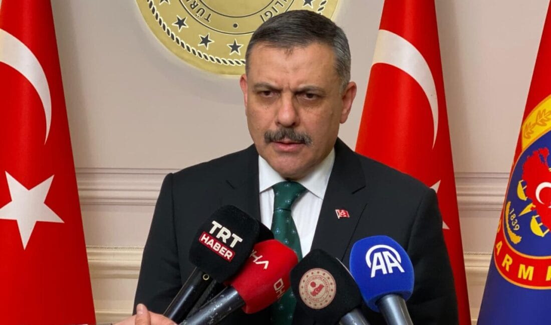 Bakan Çiftçi’den Sürücülere Uyarı: Sonradan Takılan Ekran ve Ses Sistemlerini Sökün İçişleri Bakanı Mustafa Çiftçi, araçlara sonradan takılan ekran ve ses
