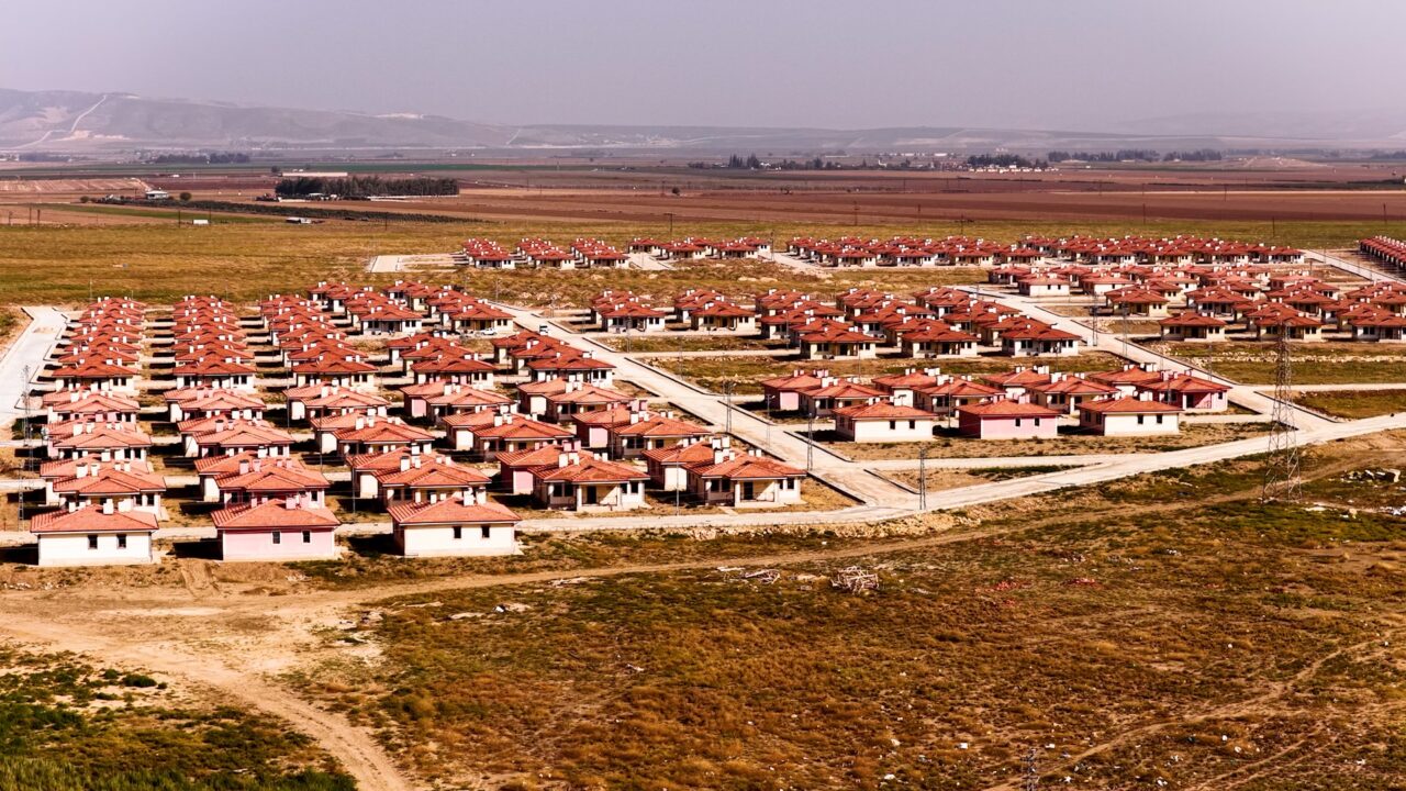 Hatay’ın Kumlu ilçesinde Türkiye’nin ilk kırsal uydu kenti kuruldu. Deprem