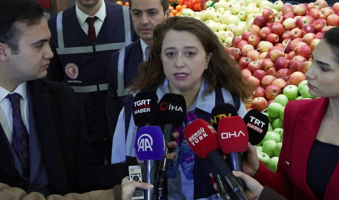 Ticaret Bakanlığı ekipleri, Ramazan Bayramı öncesinde Ankara’daki marketlerde denetimleri artırdı.