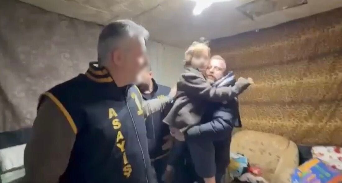 Bursa’da 7 yıl sonra bulunan çocuk annesiyle buluştu Bursa’da babası tarafından kaçırılıp 7 yıl boyunca gizlenen N.S., polis