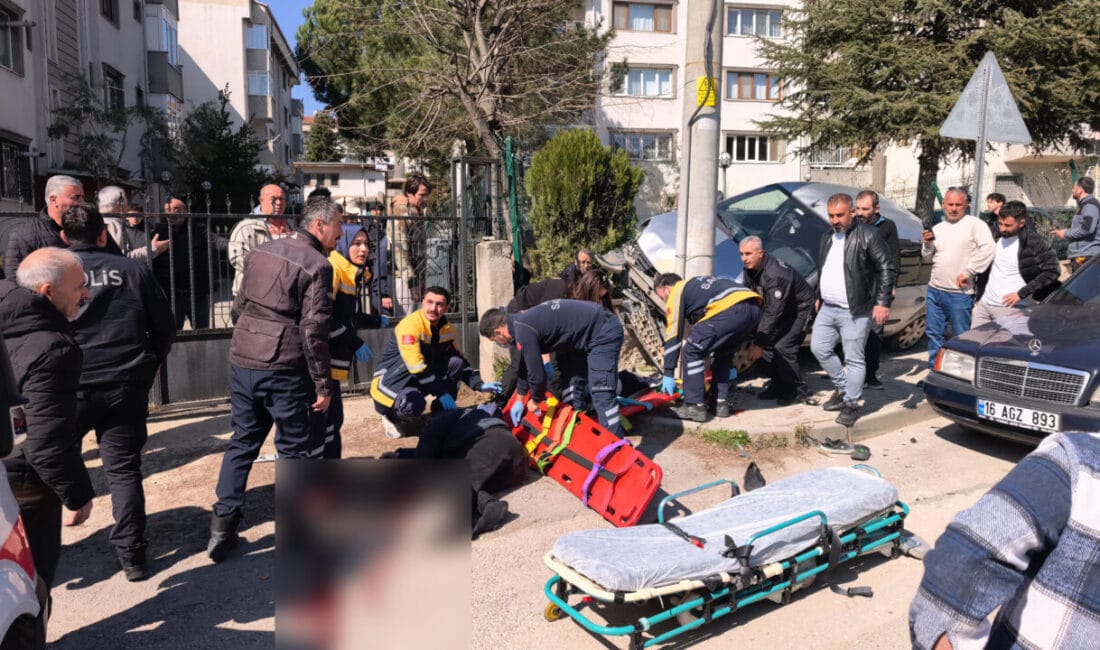 Bursa İnegöl’de el freni çekilmeyen otomobil yokuş aşağı giderek kaldırımda