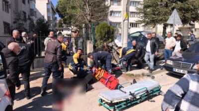 Bursa İnegöl’de el freni çekilmeyen otomobil yokuş aşağı giderek kaldırımda