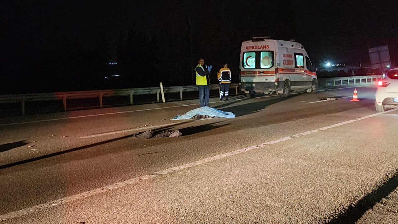 Bursa’nın Mustafakemalpaşa ilçesinde akşam saatlerinde meydana gelen kazada, yolun karşısına