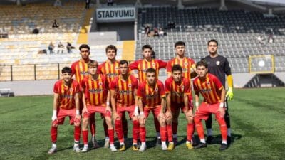 Çatalcaspor U18 Takımı, zorlu play-off mücadelesinde Siyavuşpaşa’yı penaltılarla geçerek büyük