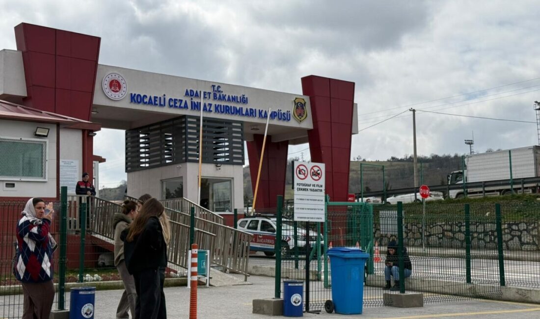 Kocaeli'nin Dilovası ilçesinde bir kozmetik fabrikasında çıkan yangında 7 işçi