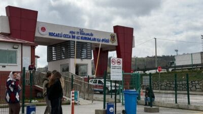 Kocaeli'nin Dilovası ilçesinde bir kozmetik fabrikasında çıkan yangında 7 işçi