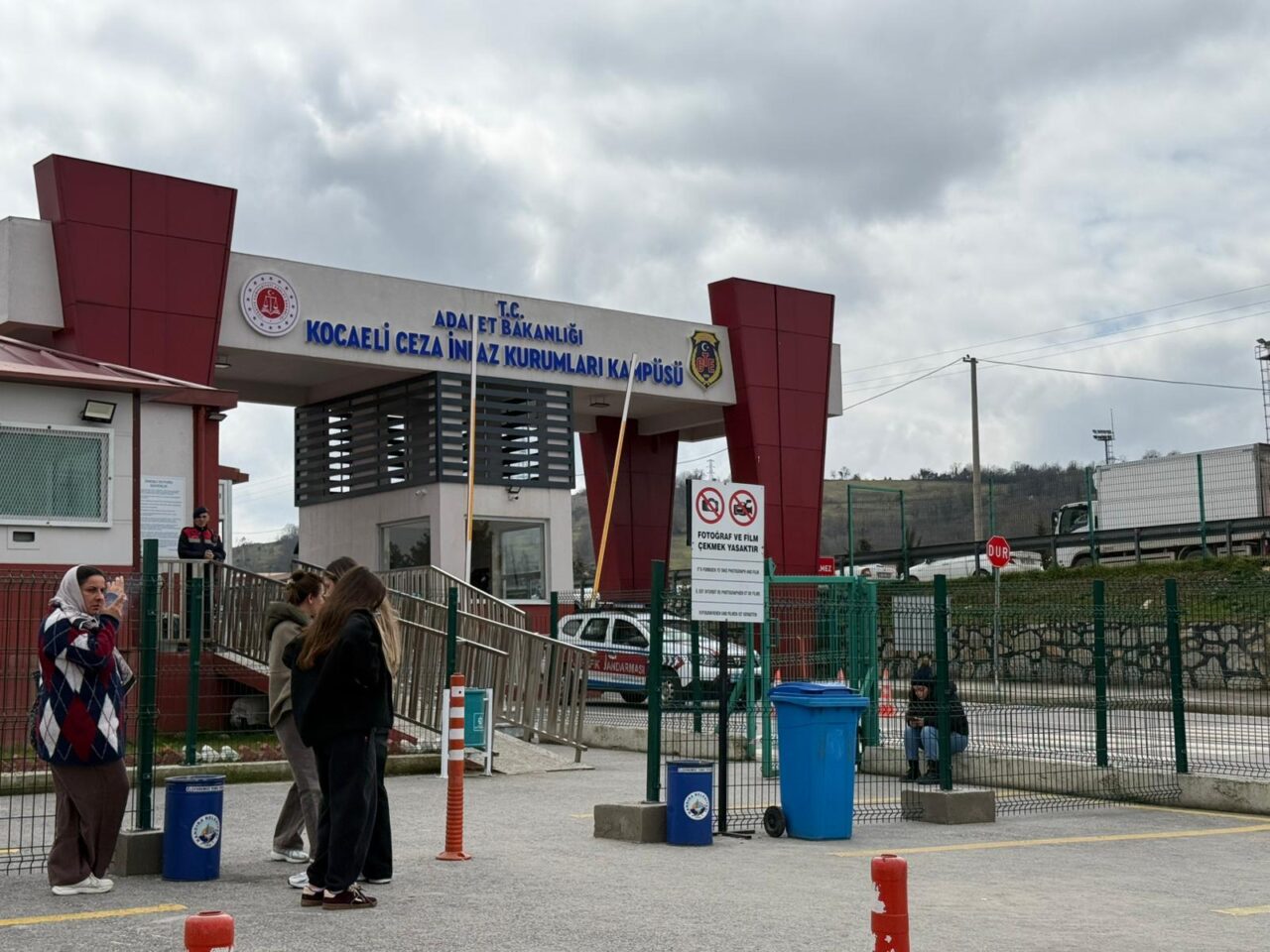 Kocaeli'nin Dilovası ilçesinde bir kozmetik fabrikasında çıkan yangında 7 işçi