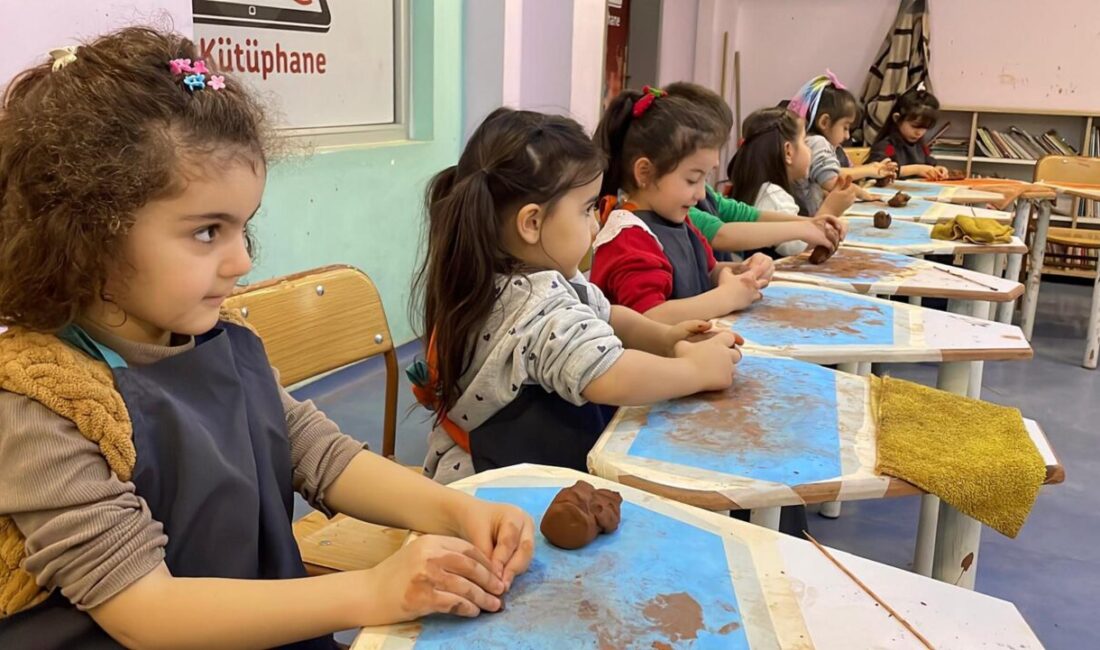 Erzincan’da Demirkent TOKİ İlkokulu ve Ortaokulu öğrencileri, düzenlenen etkinlikte çömlek