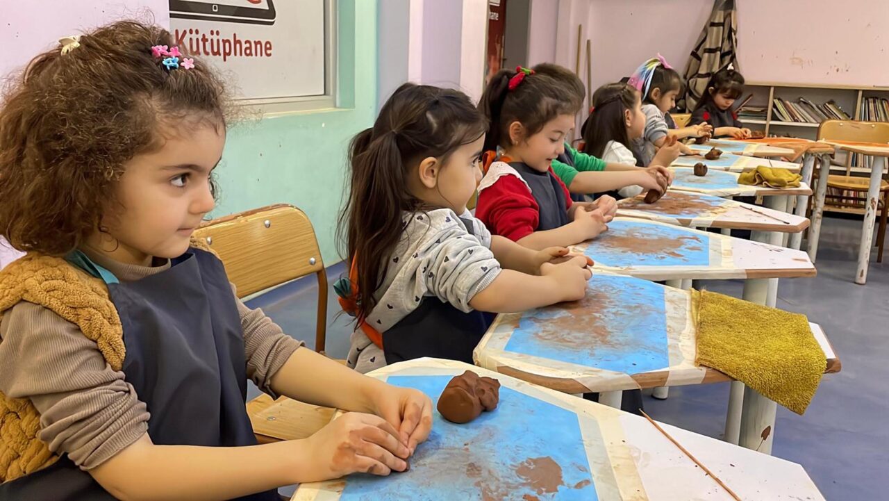 Erzincan’da Demirkent TOKİ İlkokulu ve Ortaokulu öğrencileri, düzenlenen etkinlikte çömlek