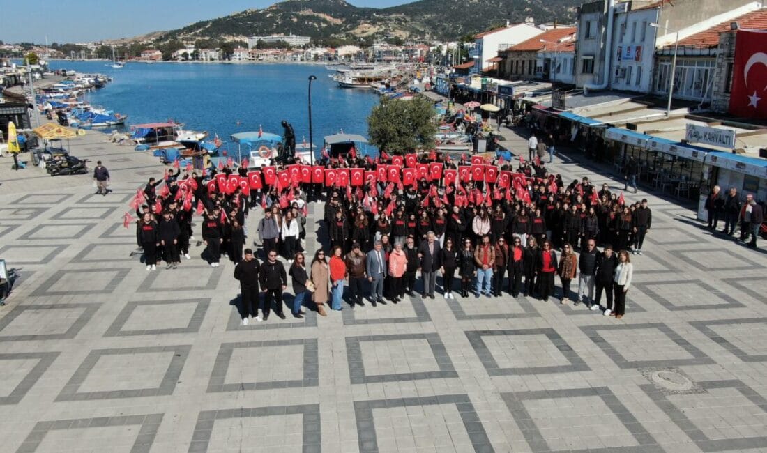 İzmir’in Foça ilçesinde öğrenciler İstiklal Marşı’nın kabulünün 105’inci yılı için