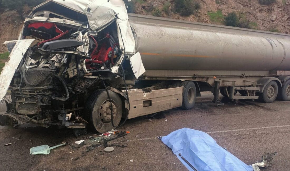 Gaziantep’te iki tanker kafa kafaya çarpıştı:1 kişi ölü Gaziantep’in Nurdağı ilçesinde iki tankerin kafa kafaya çarpıştığı kazada 1