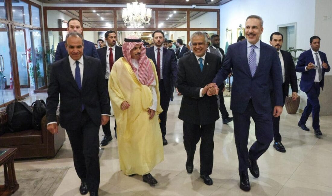 Hakan Fidan İslamabad’daki kritik toplantıya katıldı Dışişleri Bakanı Hakan Fidan, İslamabad’da düzenlenen Türkiye-Mısır-Pakistan-Suudi Arabistan toplantısına katıldı.