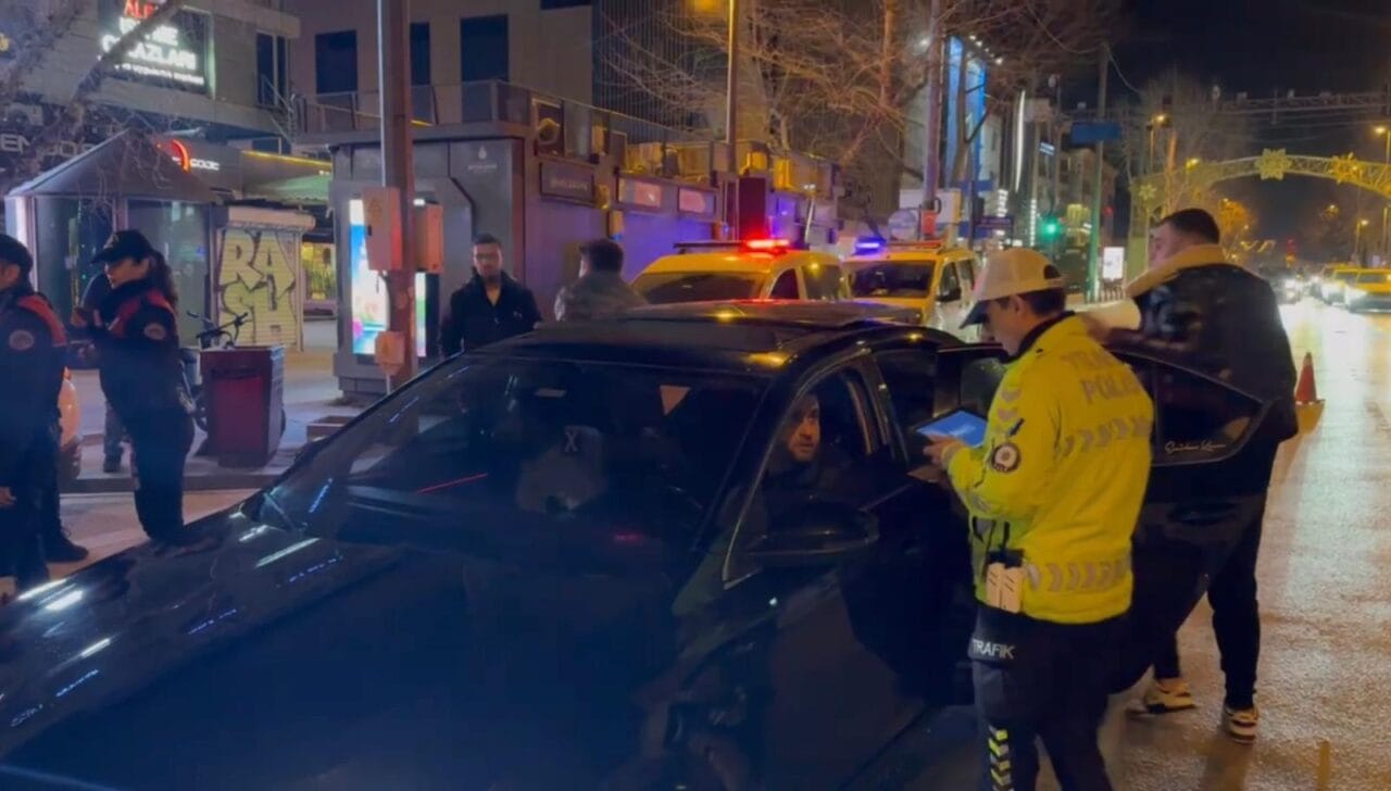 İstanbul’da Kadıköy ve Avcılar’da gerçekleştirilen huzur uygulamalarında binlerce kişi ve