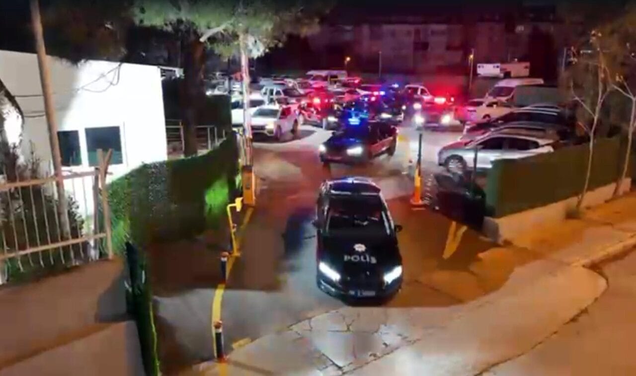 İzmir’de çeşitli suçlardan aranan kişilere yönelik geniş çaplı operasyon düzenlendi.