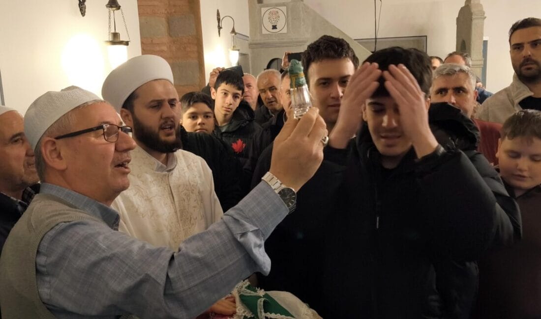 Kadir Gecesi’nde Sakal-ı Şerif’e Yoğun İlgi Kadir Gecesi’nde Edirne’nin Keşan ilçesindeki tarihi Hersekzade Ahmet Paşa Camii’nde