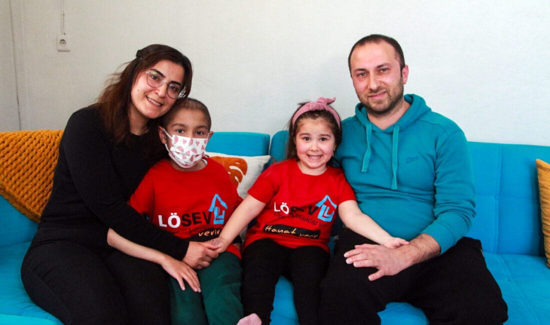 Adana’da lösemi teşhisi konulan 8 yaşındaki Çınar Töre, kardeşi Defne’den