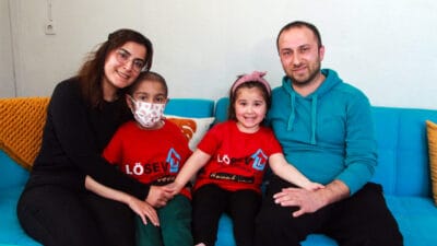 Adana’da lösemi teşhisi konulan 8 yaşındaki Çınar Töre, kardeşi Defne’den
