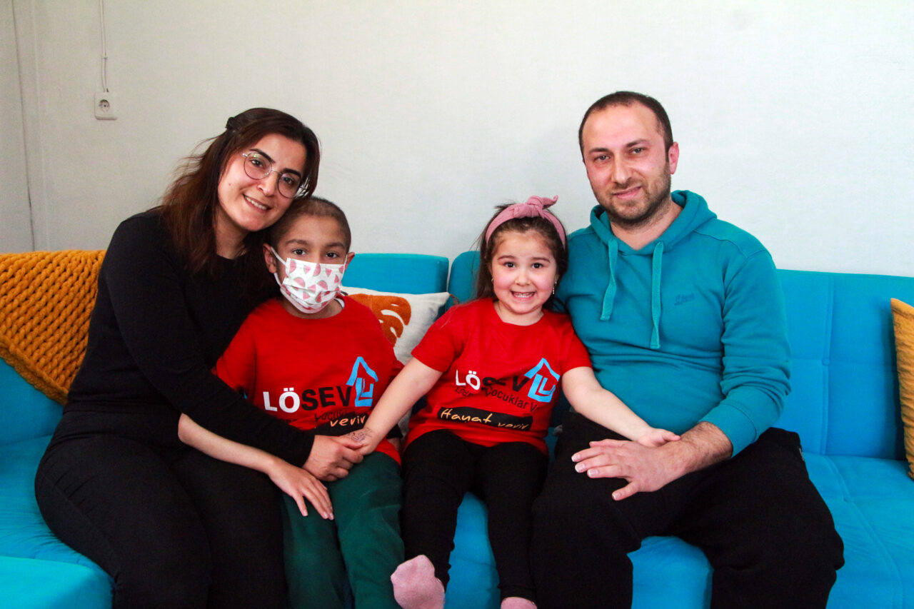 Adana’da lösemi teşhisi konulan 8 yaşındaki Çınar Töre, kardeşi Defne’den