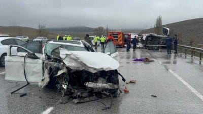 Konya’da kontrolden çıkan otomobilin karşı şeride geçerek çarptığı araçta baba