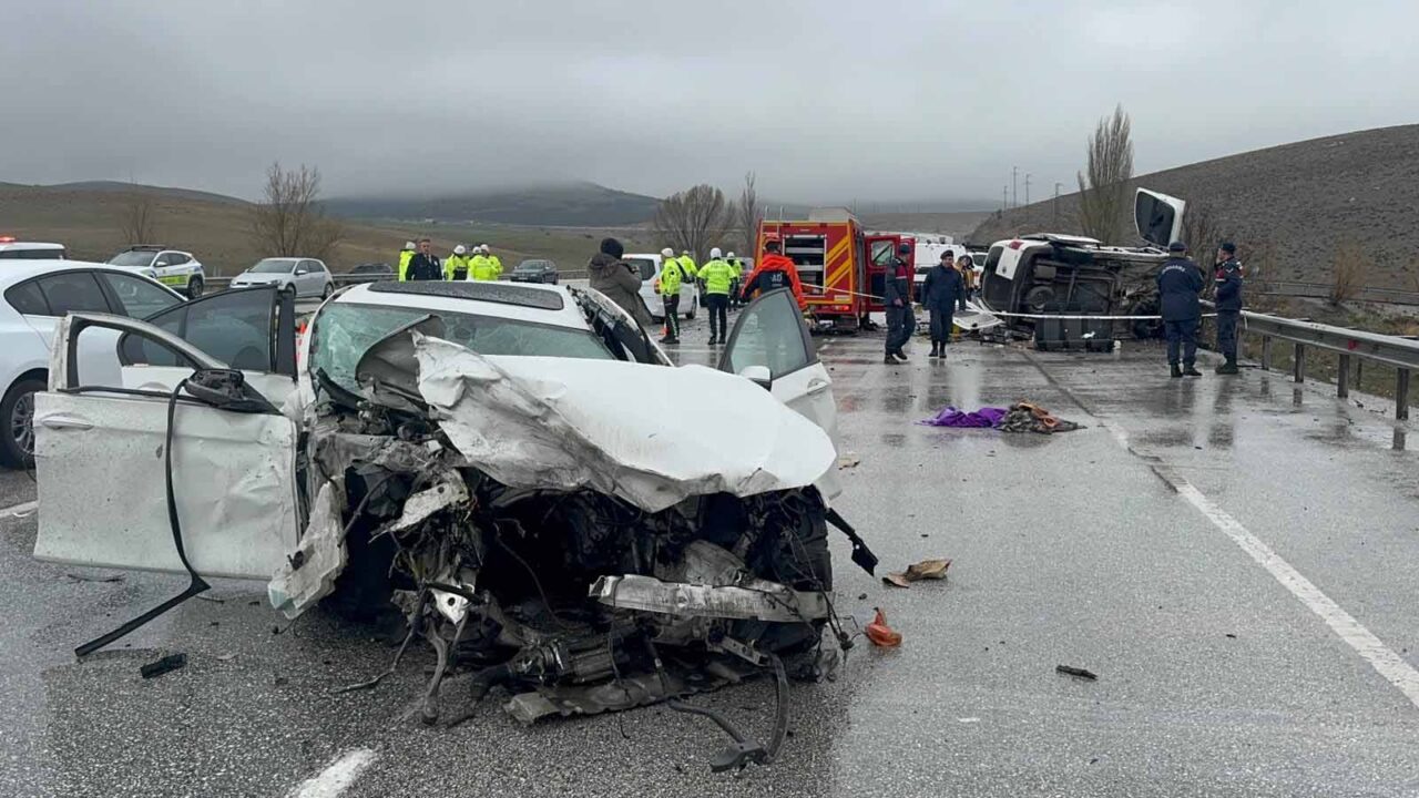 Konya’da kontrolden çıkan otomobilin karşı şeride geçerek çarptığı araçta baba